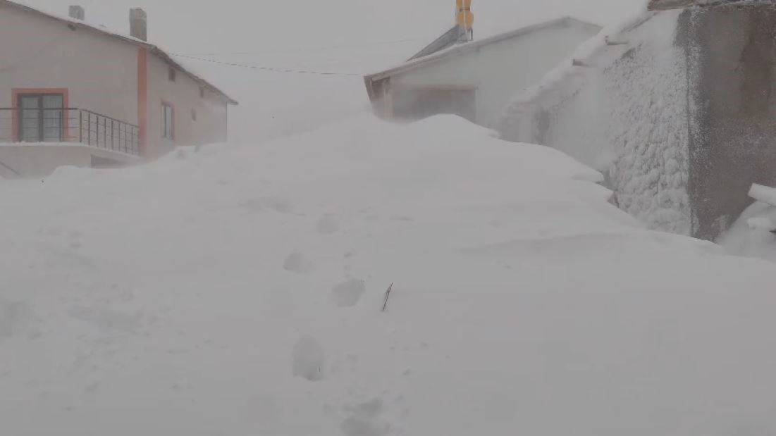 Meteoroloji’nin uyardığı kentte tipi etkili oldu, kar kalınlığı yer yer 3 metreyi buldu
