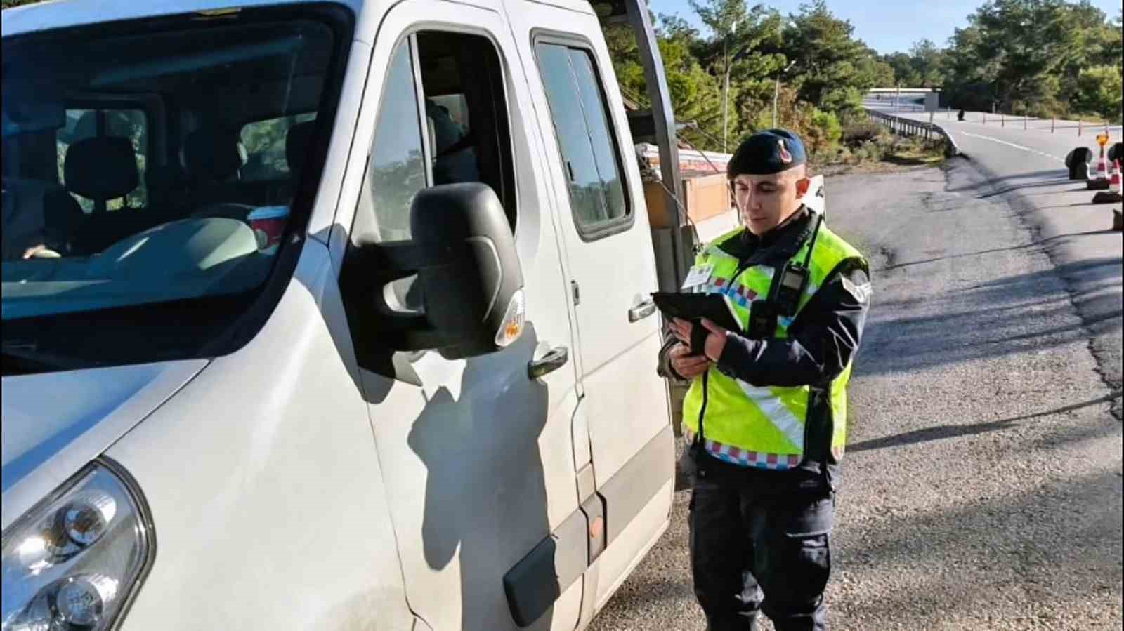 Muğla’da bir haftada çeşitli suçlardan araması bulunan 27 şahıs tutuklandı
Muğla’da bir haftada çeşitli suçlardan araması bulunan 27 şahıs tutuklandı