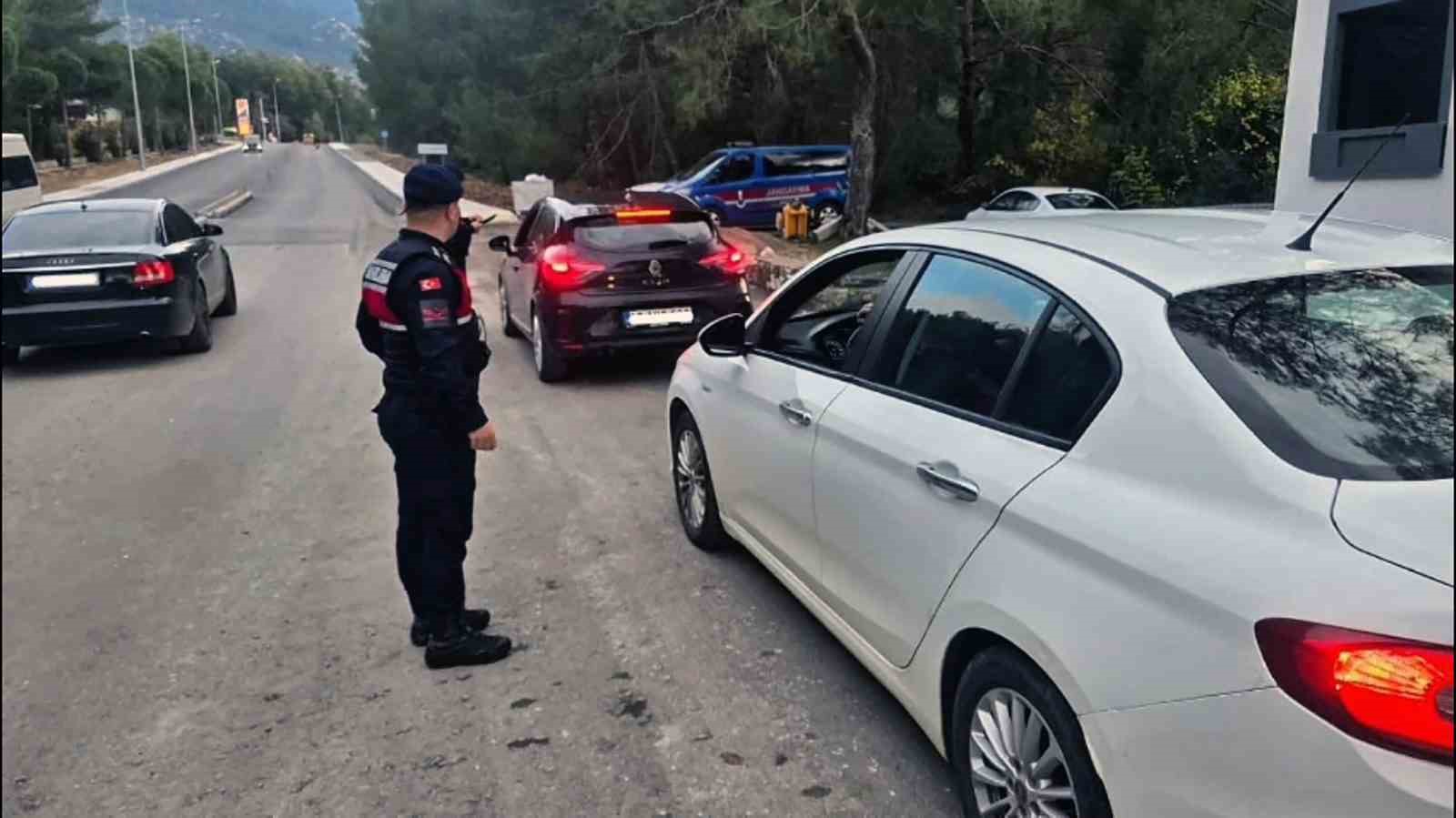 Muğla’da bir haftada çeşitli suçlardan araması bulunan 27 şahıs tutuklandı
Muğla’da bir haftada çeşitli suçlardan araması bulunan 27 şahıs tutuklandı