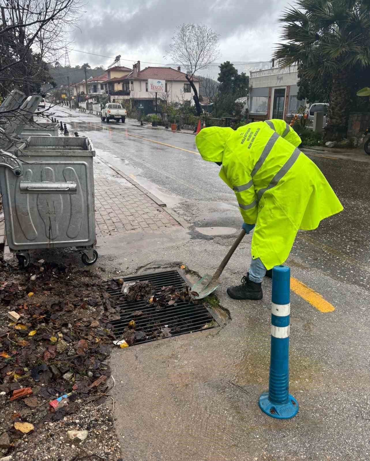 MUSKİ ekipleri 24 saat yağmur mesaisinde
