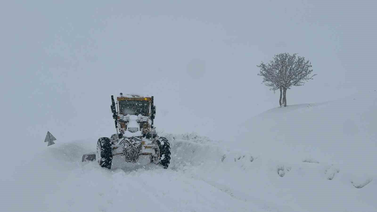 Muş’ta gazeteciler yürüyerek iş makinesine yolu tarif etti
Muş’ta gazeteciler yürüyerek iş makinesine yolu tarif etti