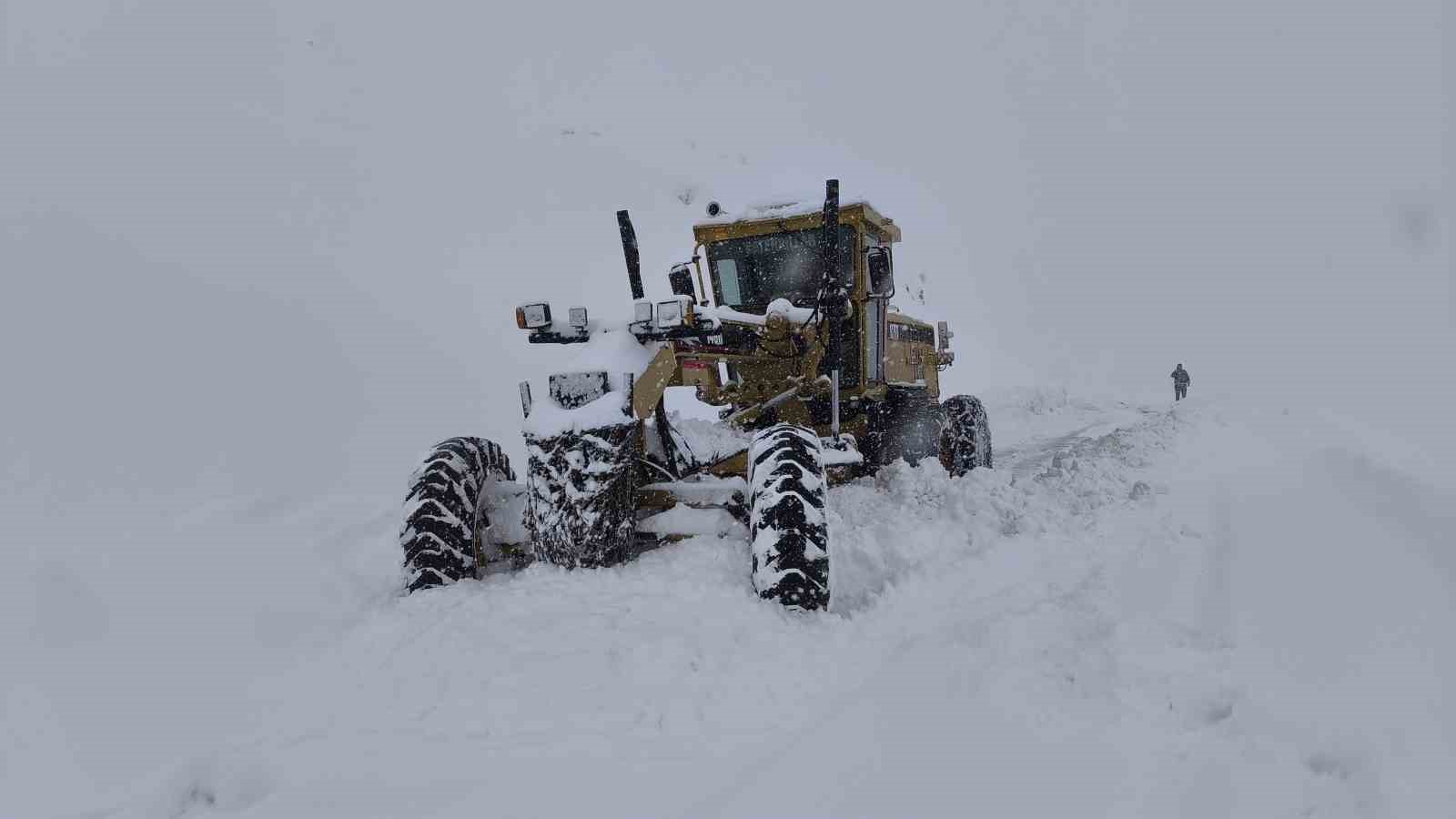 Muş’ta gazeteciler yürüyerek iş makinesine yolu tarif etti
Muş’ta gazeteciler yürüyerek iş makinesine yolu tarif etti