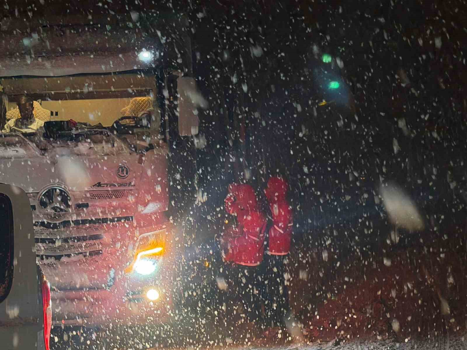 Muş’ta kar ve tipi: Yolda mahsur kalan 180 kişinin imdadına Kızılay yetişti
Muş’ta kar ve tipi: Yolda mahsur kalan 180 kişinin imdadına Kızılay yetişti