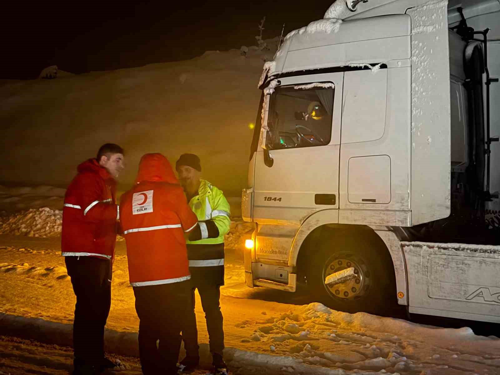 Muş’ta kar ve tipi: Yolda mahsur kalan 180 kişinin imdadına Kızılay yetişti
Muş’ta kar ve tipi: Yolda mahsur kalan 180 kişinin imdadına Kızılay yetişti