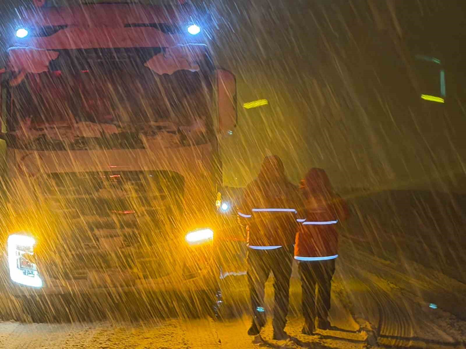 Muş’ta kar ve tipi: Yolda mahsur kalan 180 kişinin imdadına Kızılay yetişti
Muş’ta kar ve tipi: Yolda mahsur kalan 180 kişinin imdadına Kızılay yetişti