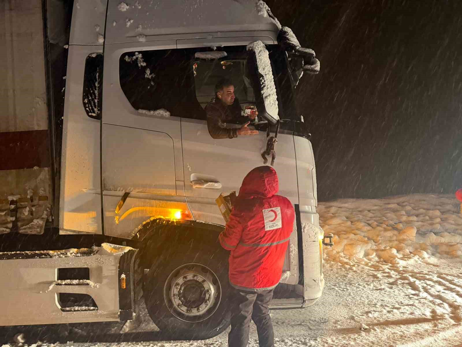 Muş’ta kar ve tipi: Yolda mahsur kalan 180 kişinin imdadına Kızılay yetişti
Muş’ta kar ve tipi: Yolda mahsur kalan 180 kişinin imdadına Kızılay yetişti