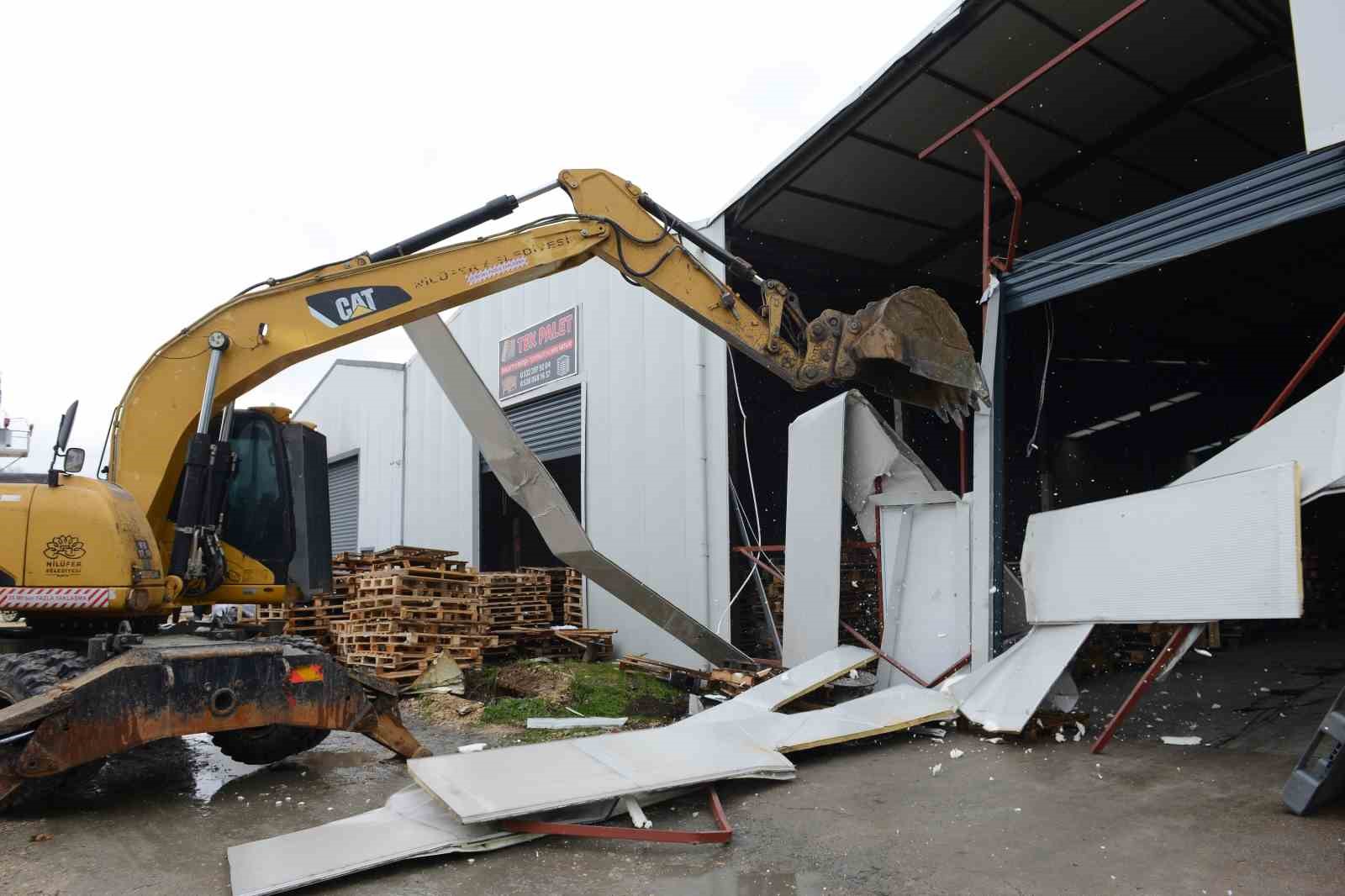 Nilüfer’de 3 yıkım birden
