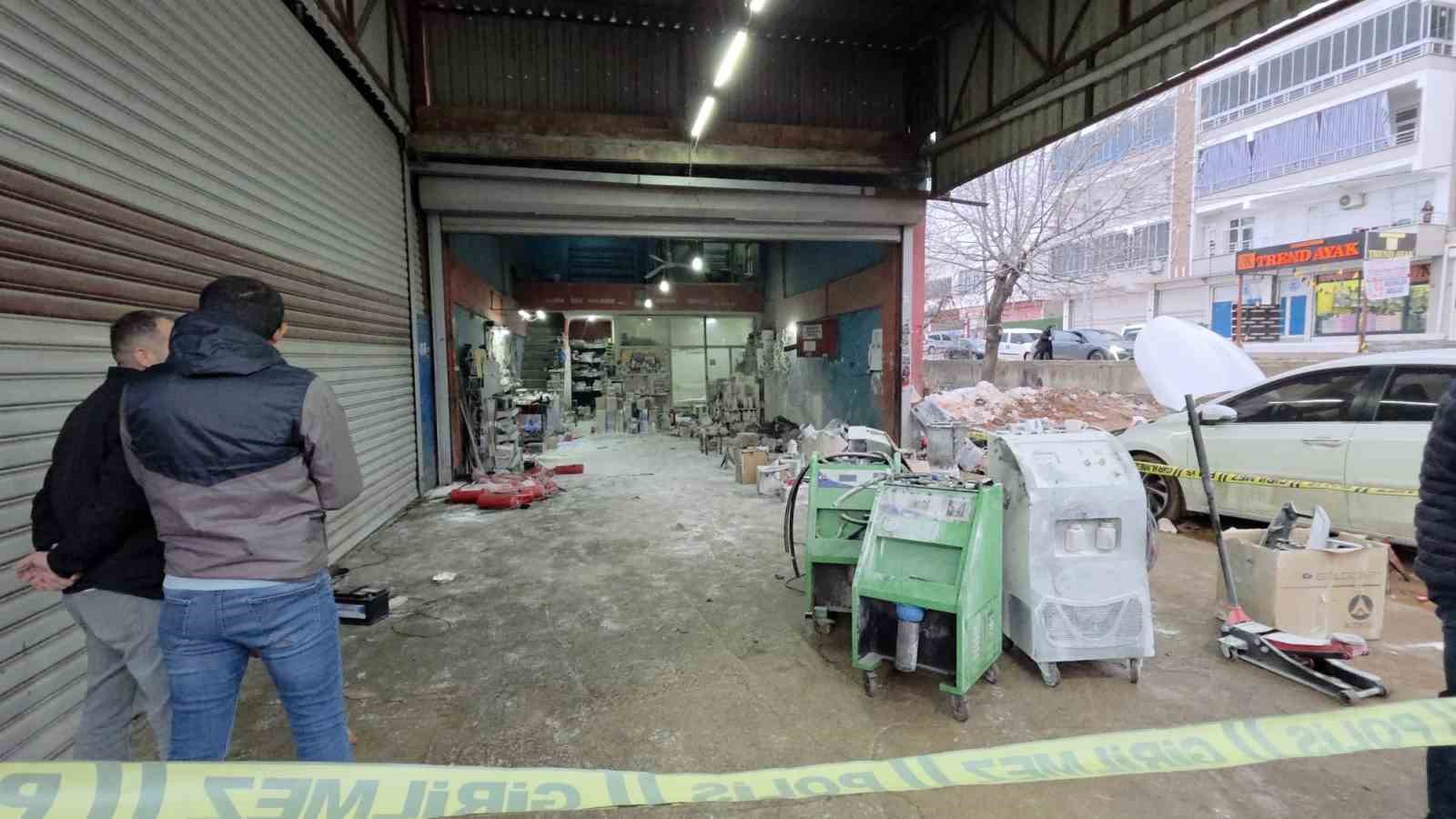 Oto sanayide patlama: 4 yaralı
