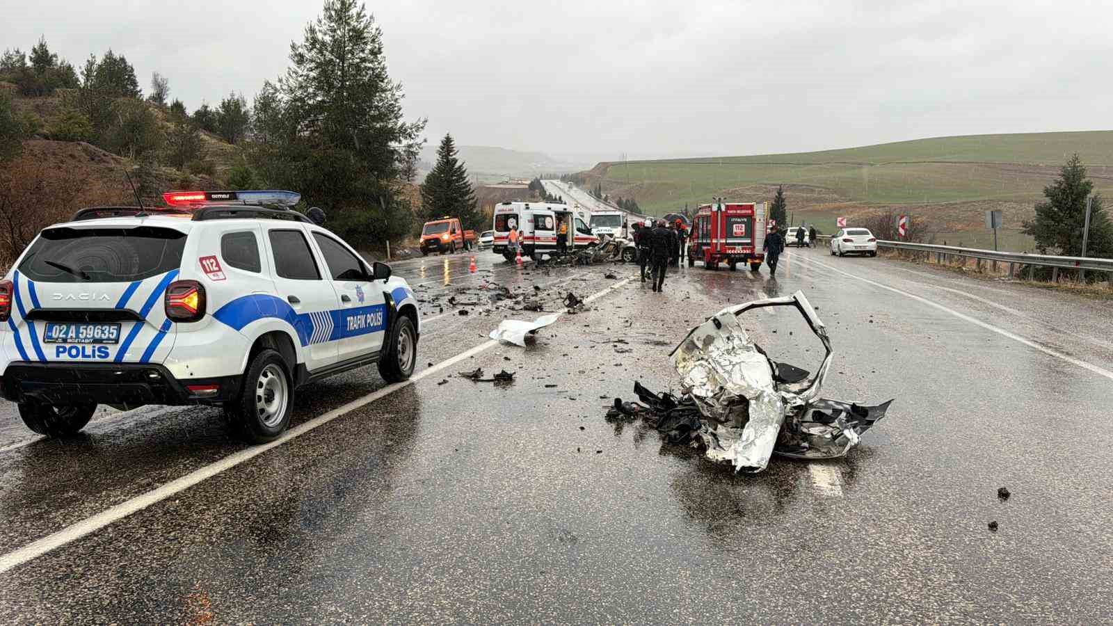 Otobüs otomobili kağıt gibi ezdi: 3 ölü, 1 yaralı
