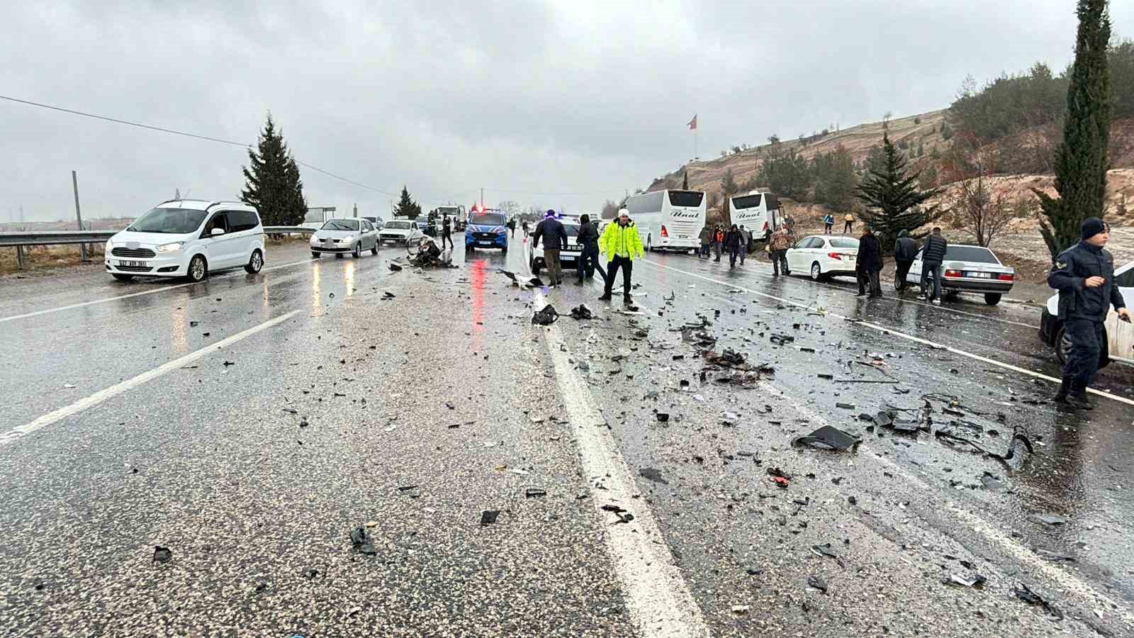 Otobüs otomobili kağıt gibi ezdi: 3 ölü, 1 yaralı
