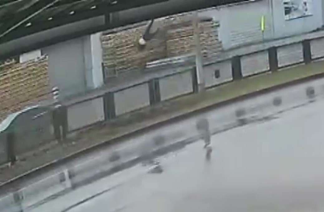 Otomobilin çarpması ile savrulan yaşlı adam hayatını kaybetti
Otomobilin çarpması ile savrulan yaşlı adam hayatını kaybetti