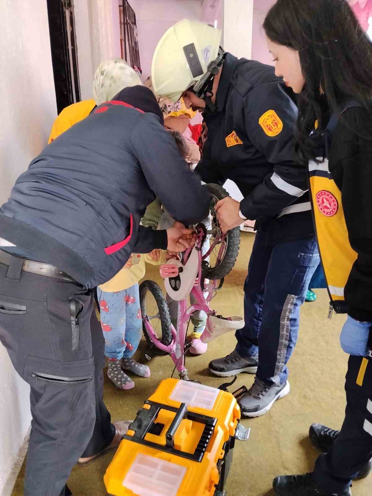 Parmağı bisiklet zincirine sıkışan çocuğu itfaiye kurtardı
