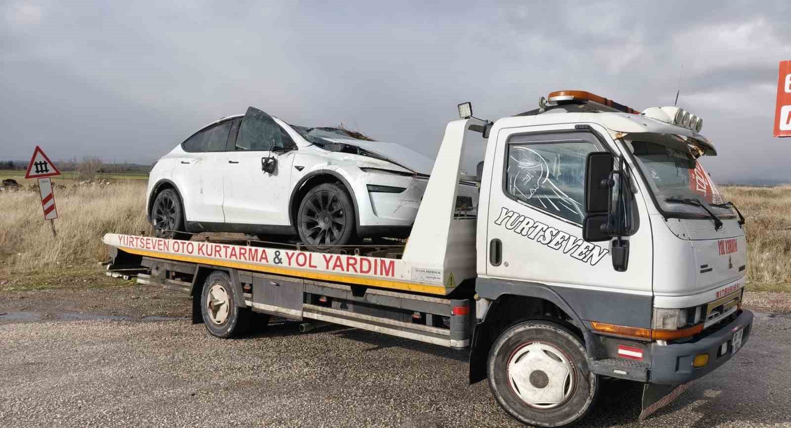 Şarampole devrilen Tesla’da 2 kişi yaralandı
Şarampole devrilen Tesla’da 2 kişi yaralandı