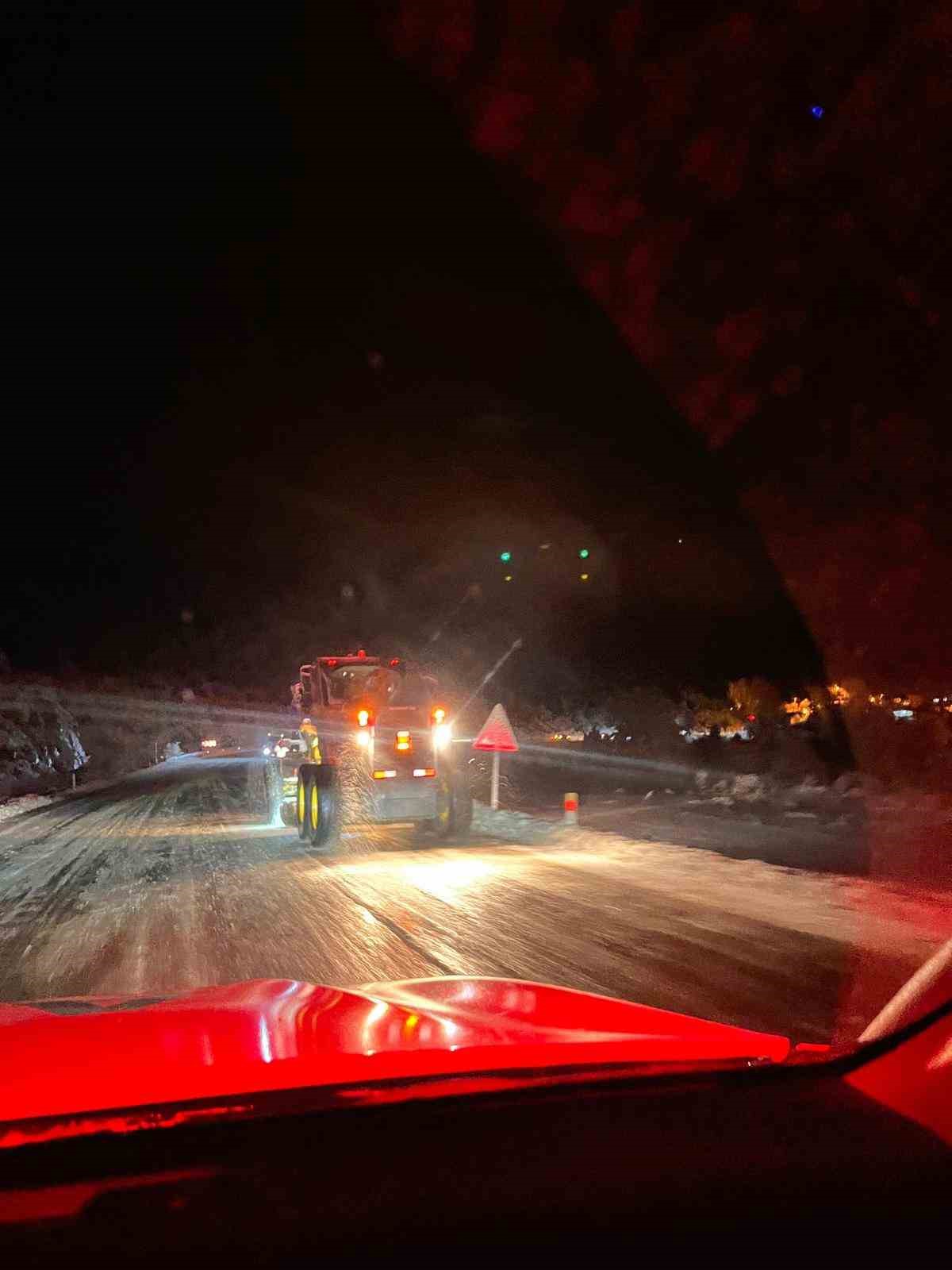 Seydikemer’de kardan kapanan yolda araçlar mahsur kaldı
