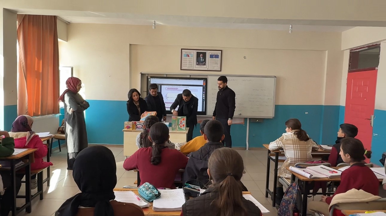 Sınırdaki öğrencilere "akıl ve zeka oyunları" desteği
