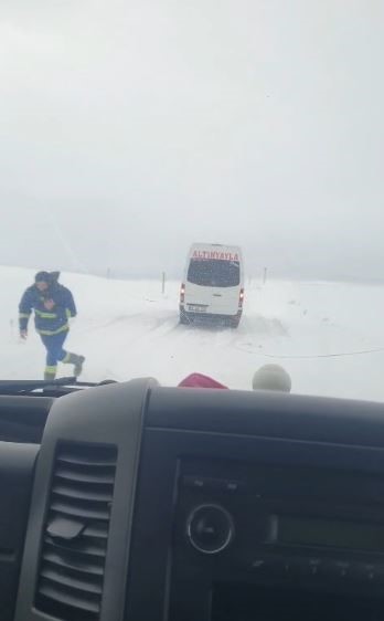 Sivas’ta etkili olan kar ve tipi, sürücülere zor anlar yaşattı
