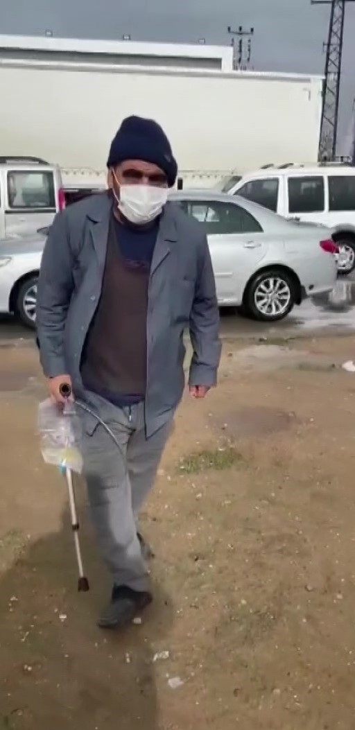 Sonda tüpüne meyve suyu koyup dilencilik yapan şahıs yakalandı
Sonda tüpüne meyve suyu koyup dilencilik yapan şahıs yakalandı