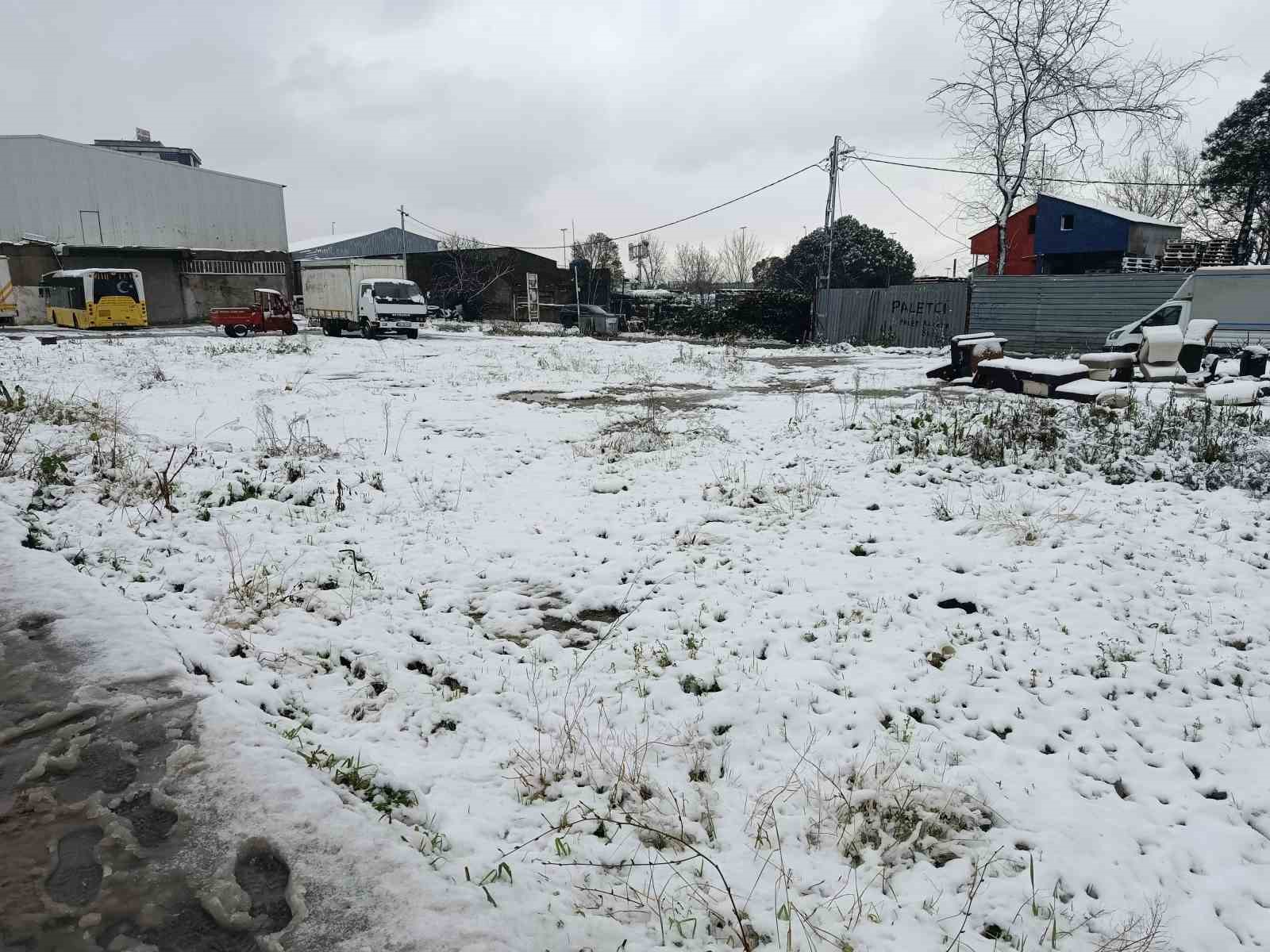 Sultangazi’de kar yağışında çocuklar sokaklara çıktı
Sultangazi’de kar yağışında çocuklar sokaklara çıktı