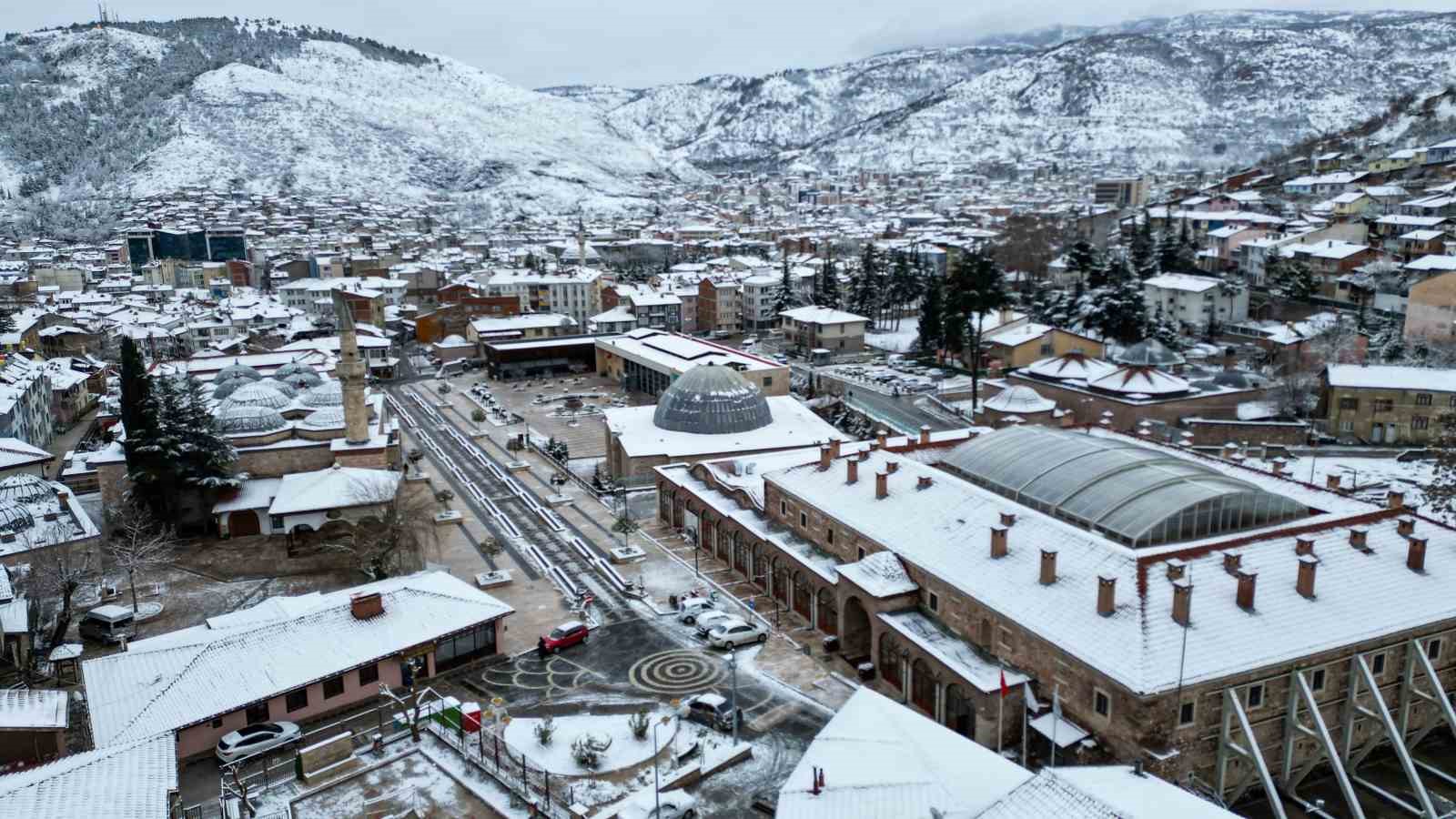 Tarihi Sulusokak beyaz örtüyle görsel şölen sundu
