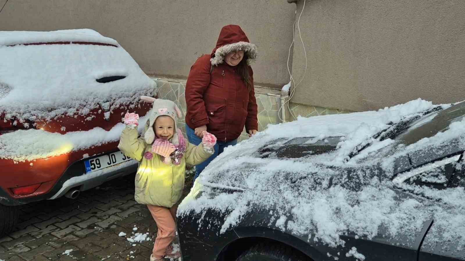 Tekirdağ’da kar hasreti sona erdi: Beyaz manzaralar
Tekirdağ’da kar hasreti sona erdi: Beyaz manzaralar
