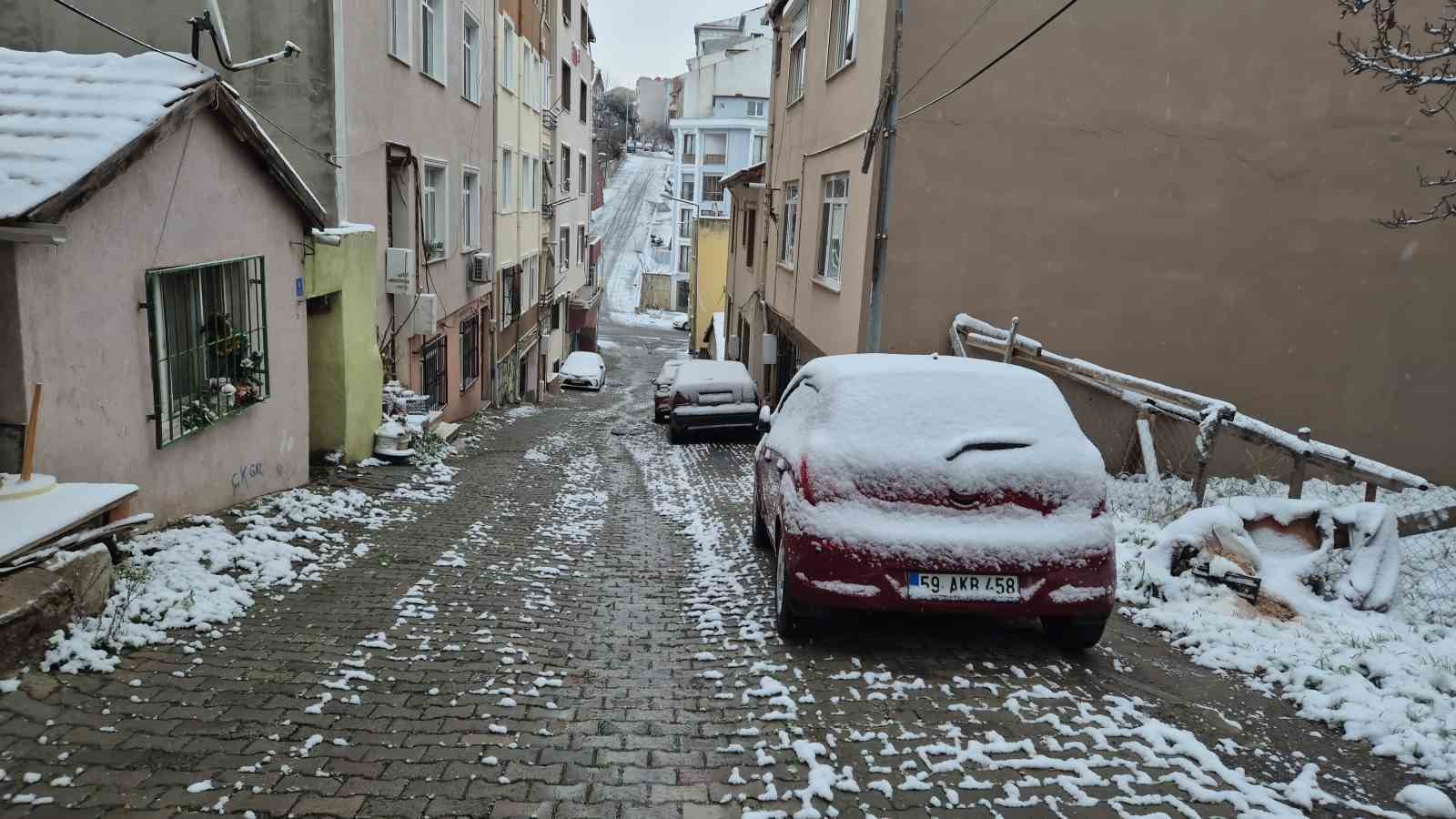 Tekirdağ’da kar hasreti sona erdi: Beyaz manzaralar
Tekirdağ’da kar hasreti sona erdi: Beyaz manzaralar
