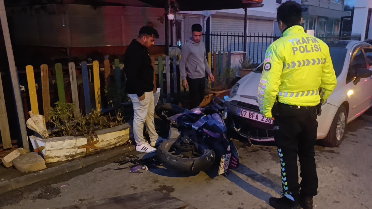 Tesla ile çarpışan motosikletteki 2 kişi metrelerce savruldu
