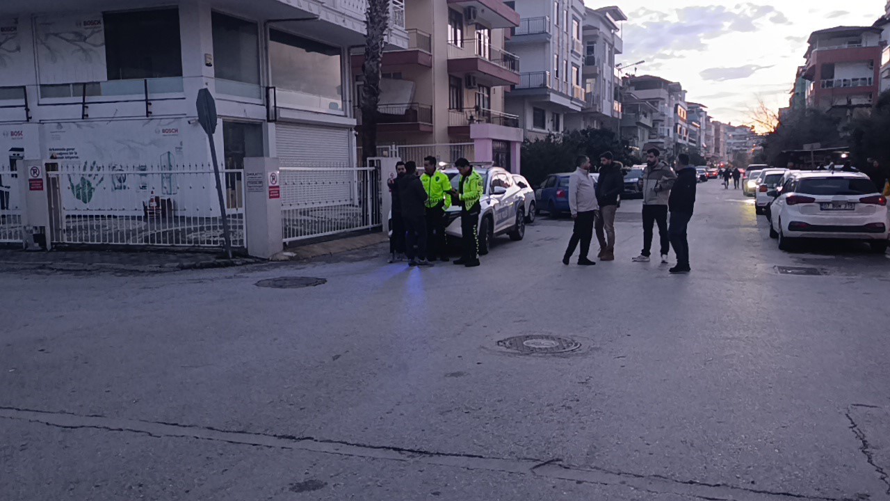 Tesla ile çarpışan motosikletteki 2 kişi metrelerce savruldu
