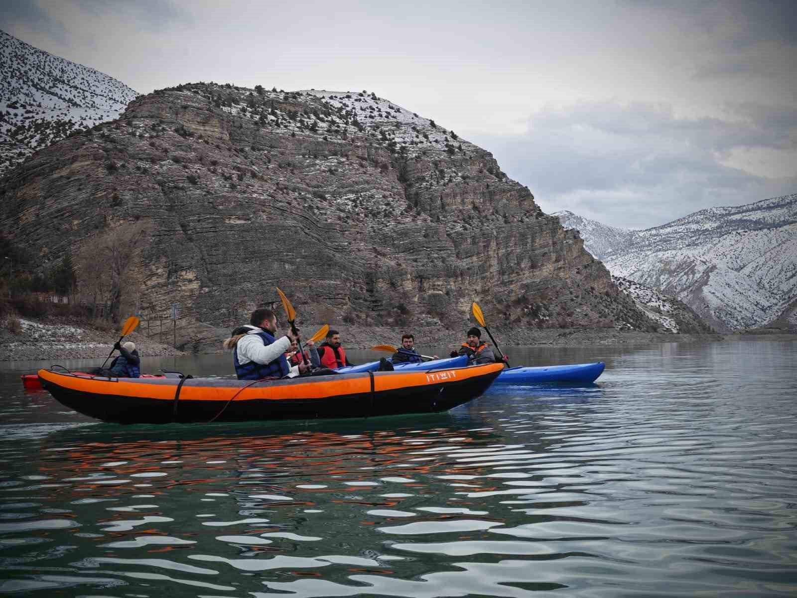 Tortum Gölü’nde kano üzerinde sazlı sözlü eğlence
