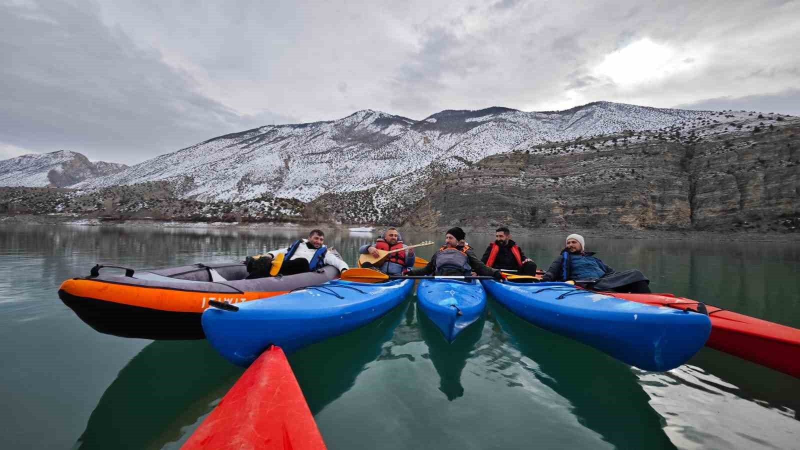 Tortum Gölü’nde kano üzerinde sazlı sözlü eğlence
