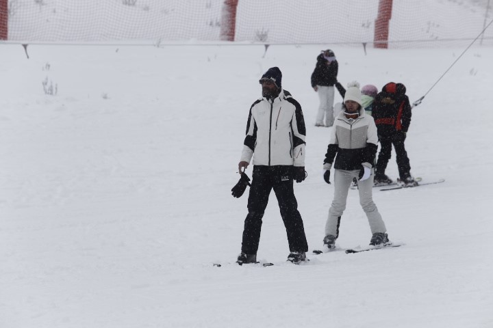 Uludağ’da kar kalınlığı 76 santimetreye ulaştı, pistler doldu taştı
