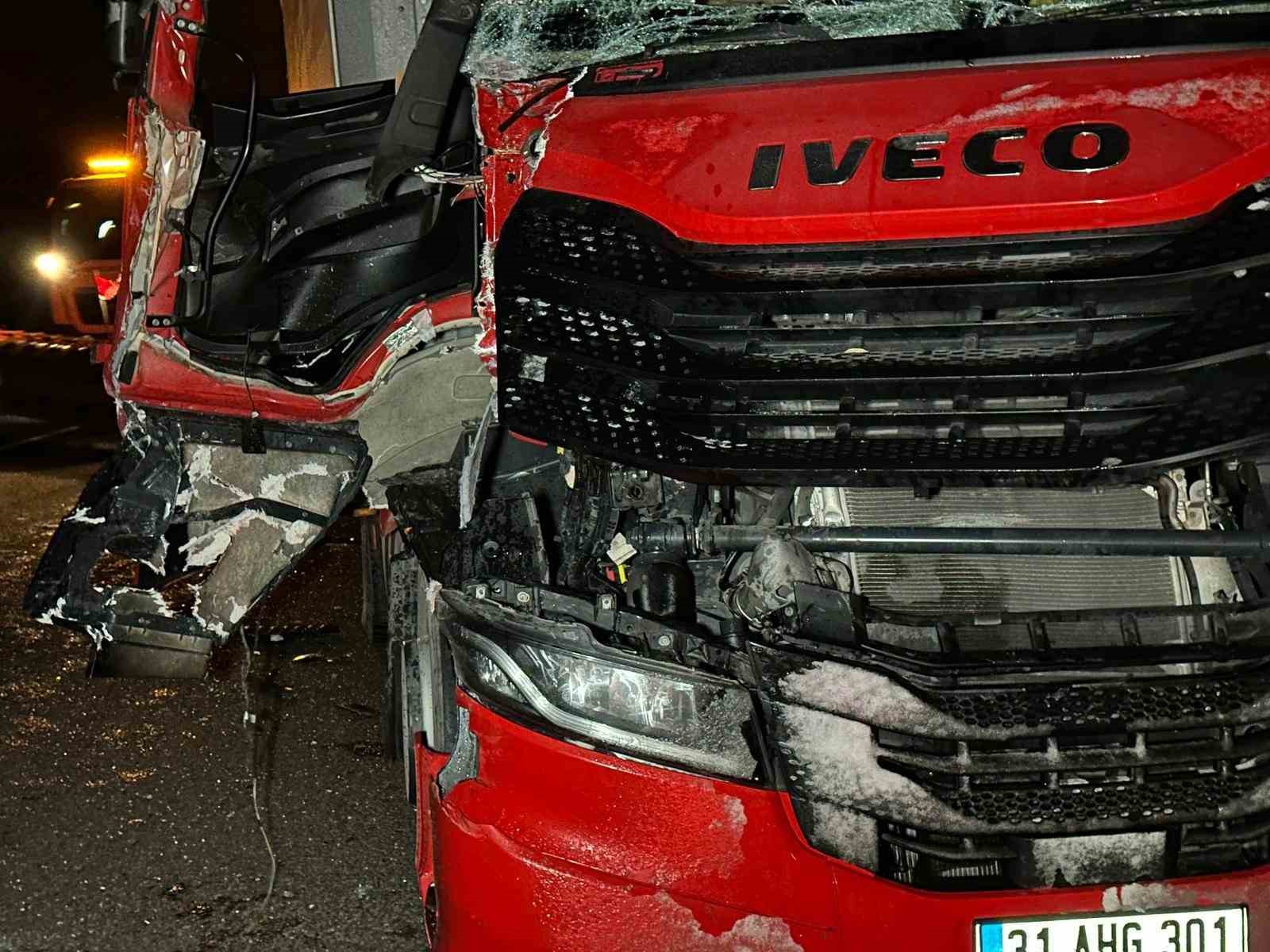 Uşak’ta 2 tır çarpıştı: 1 yaralı
