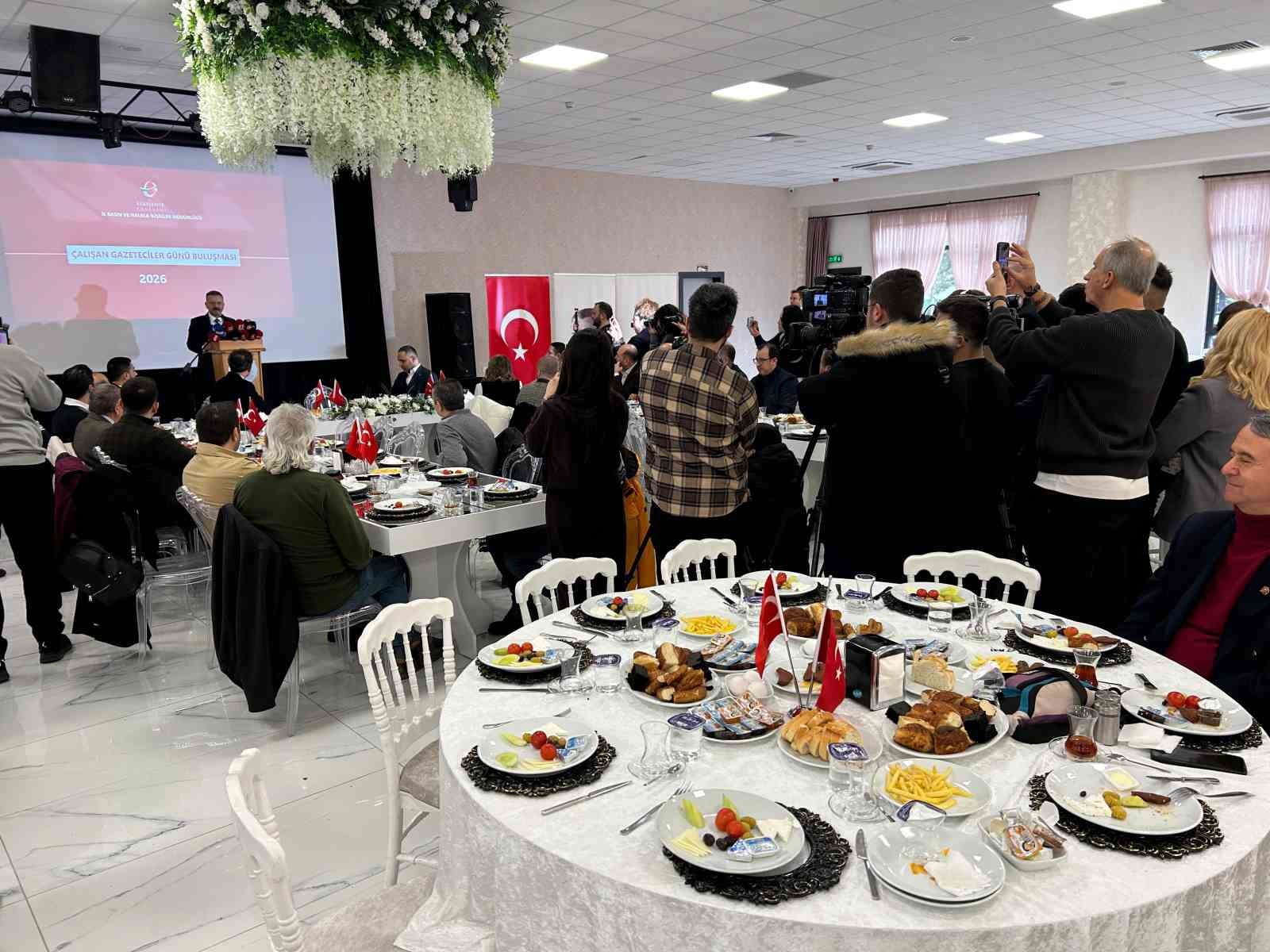 Vali Aksoy, basın mensuplarıyla vedalaştı
