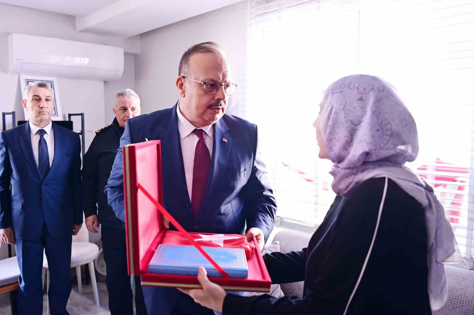 Vali Canbolat’tan şehit polis Koçyiğit’in ailesine taziye ziyareti
Vali Canbolat’tan şehit polis Koçyiğit’in ailesine taziye ziyareti