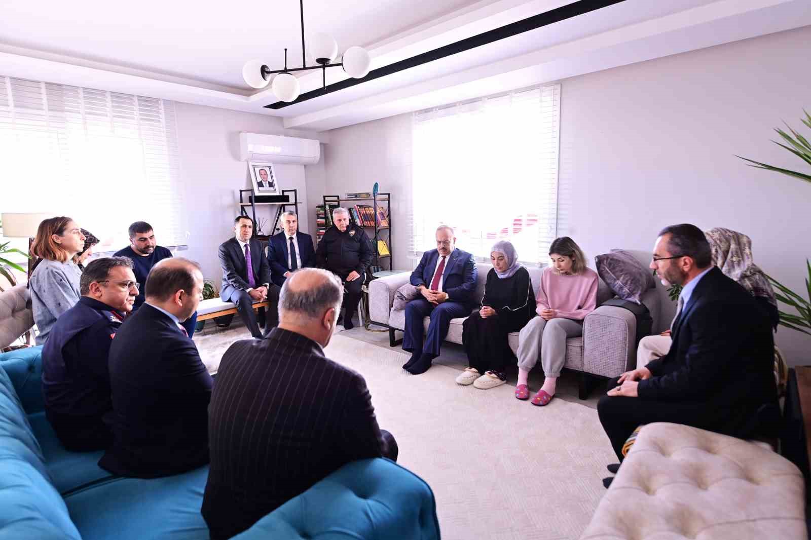 Vali Canbolat’tan şehit polis Koçyiğit’in ailesine taziye ziyareti
Vali Canbolat’tan şehit polis Koçyiğit’in ailesine taziye ziyareti