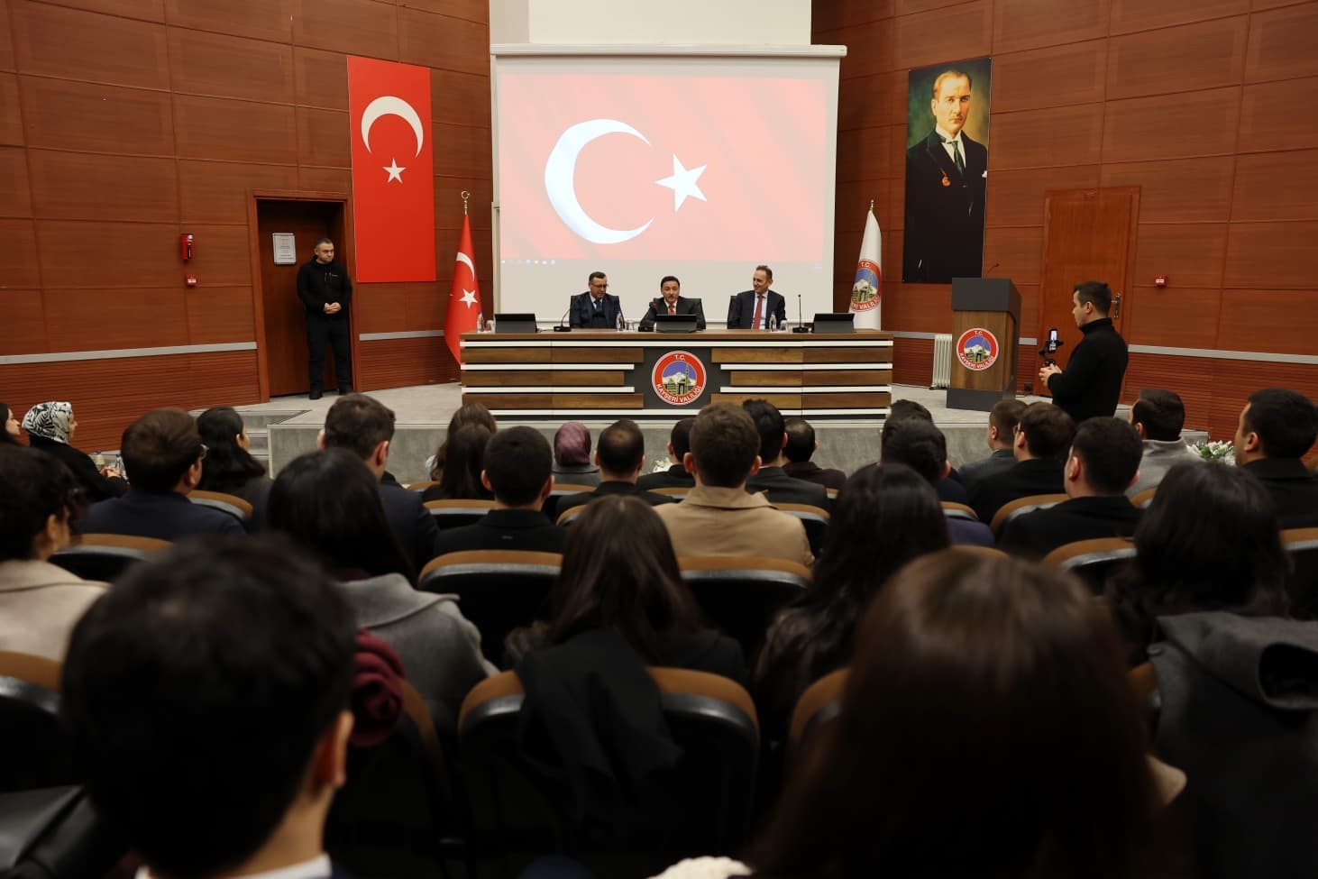 Vali Çiçek, hakim ve savcı yardımcılarıyla bir araya geldi
