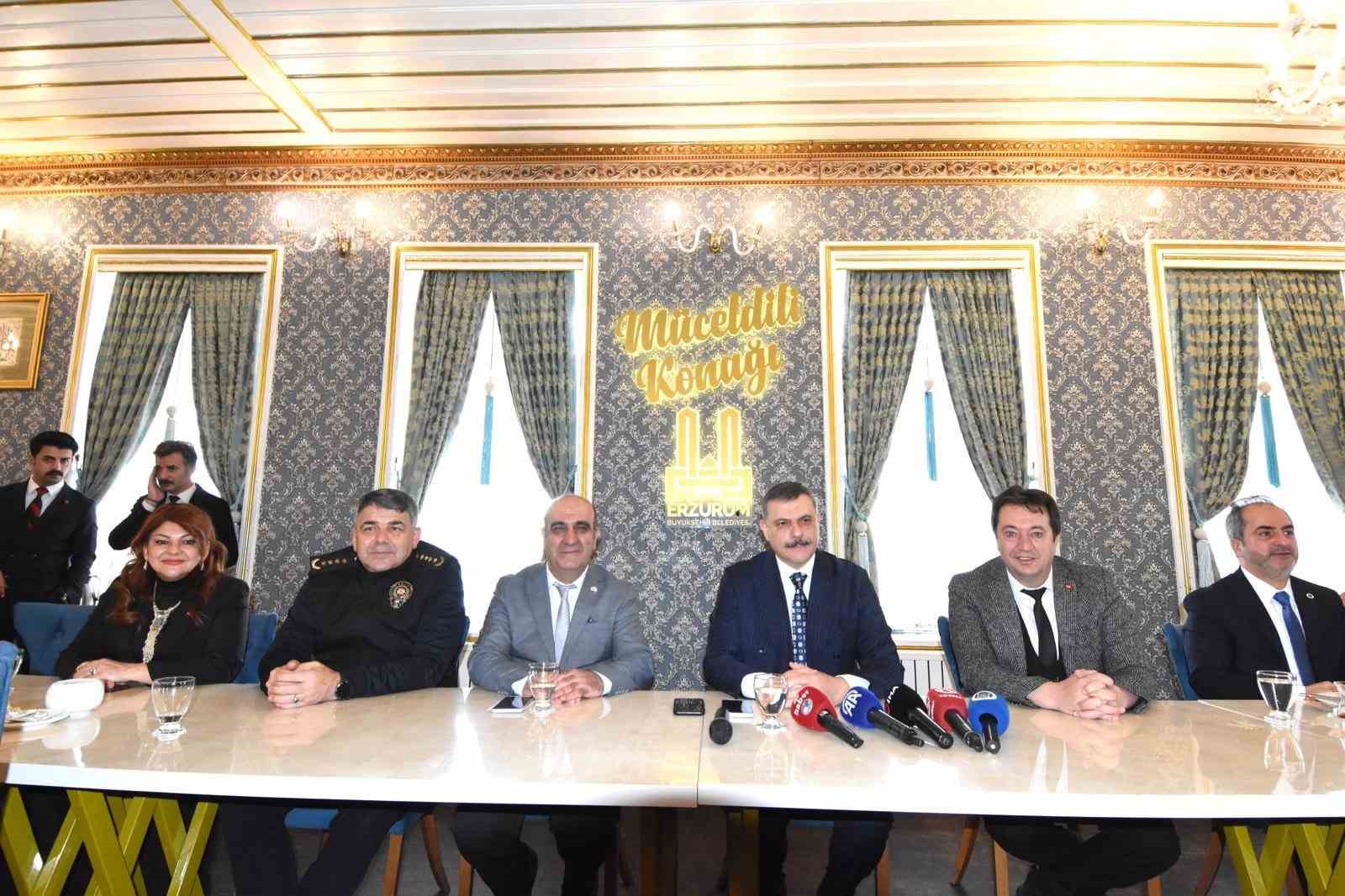 Vali Çiftçi; "Erzurum basını Anadolu’da çok güçlü bir yere sahip"
Vali Çiftçi; "Erzurum basını Anadolu’da çok güçlü bir yere sahip"