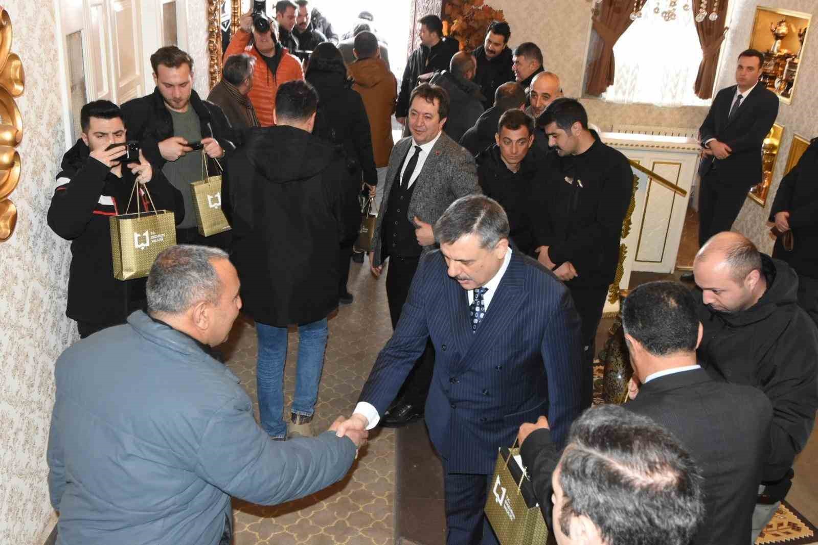 Vali Çiftçi; "Erzurum basını Anadolu’da çok güçlü bir yere sahip"
Vali Çiftçi; "Erzurum basını Anadolu’da çok güçlü bir yere sahip"