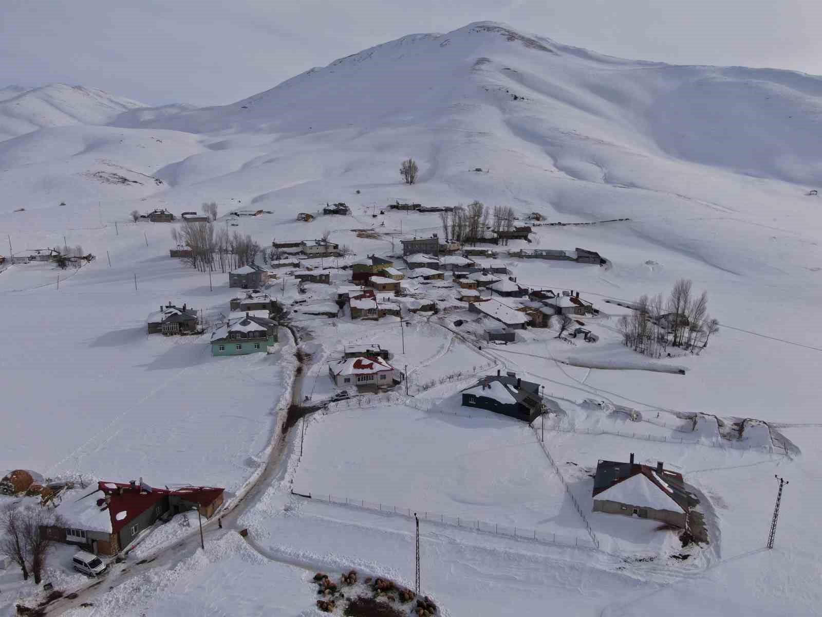 Van’ın kırsal mahallelerinde karla gelen güzellik
