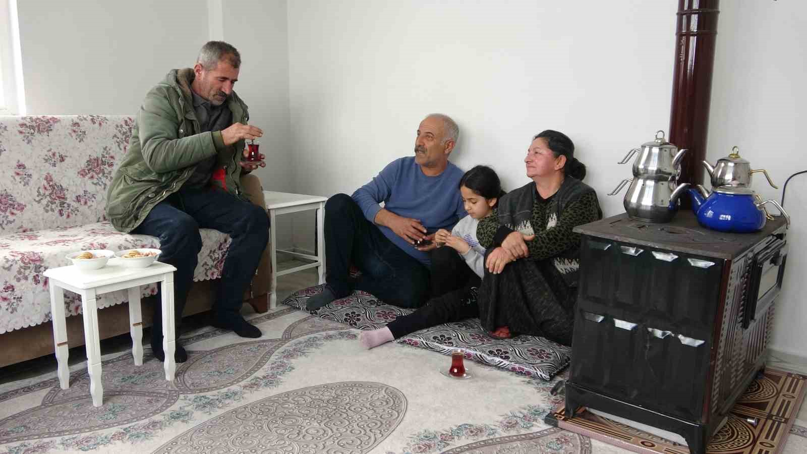 Yaklaşık 2 bin nüfuslu köyde kışın sadece bir aile yaşıyor
