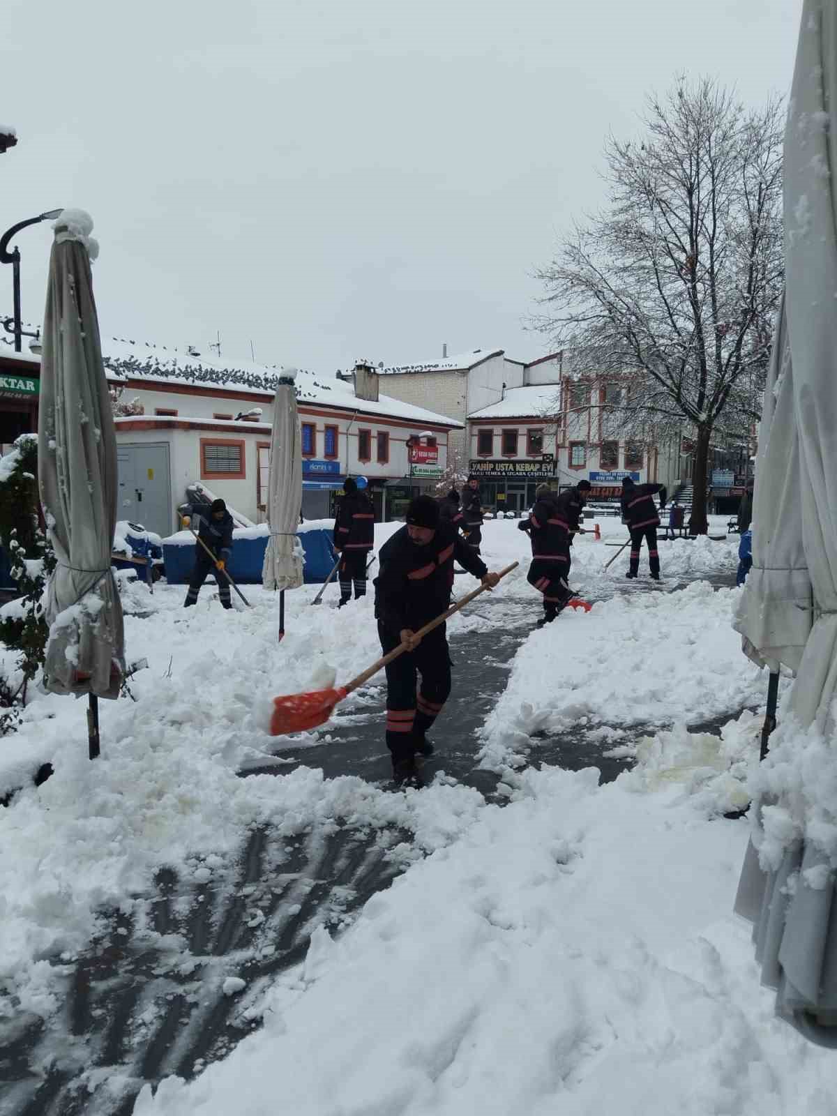 Yozgat beyaza büründü, belediye ekipleri harekete geçti
Yozgat beyaza büründü, belediye ekipleri harekete geçti