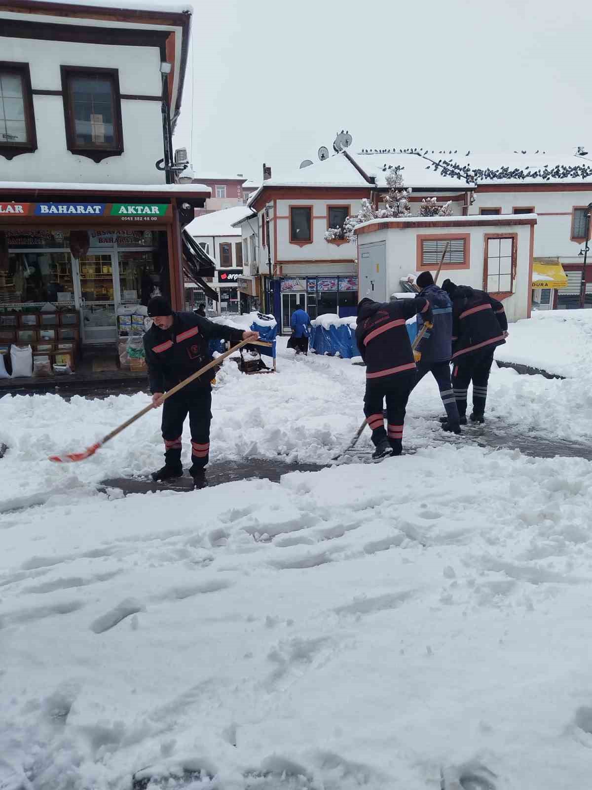Yozgat beyaza büründü, belediye ekipleri harekete geçti
Yozgat beyaza büründü, belediye ekipleri harekete geçti