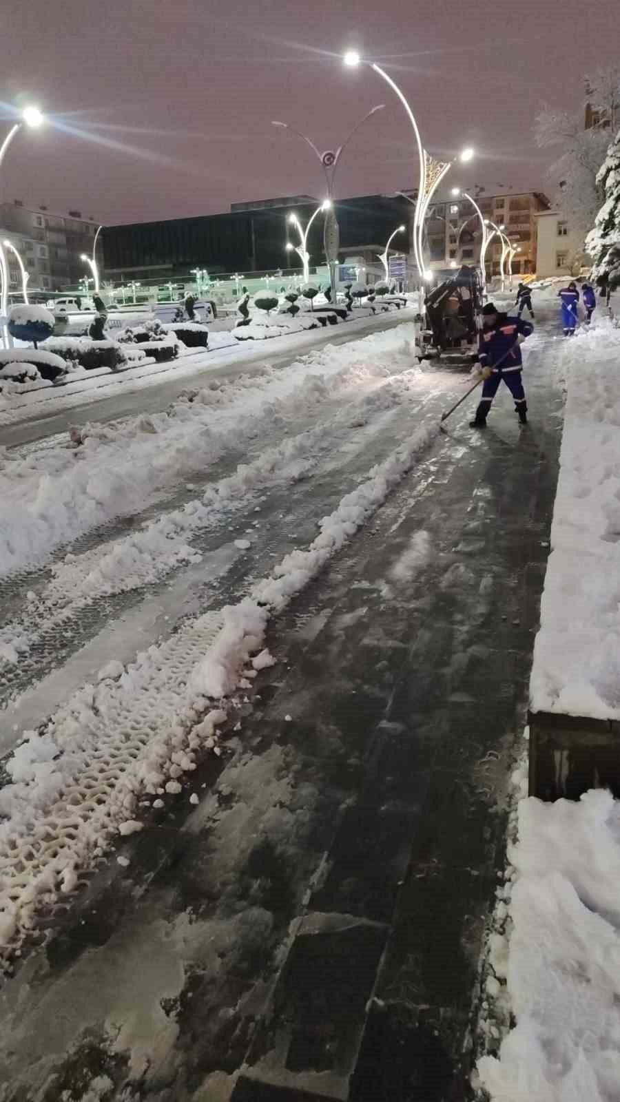 Yozgat beyaza büründü, belediye ekipleri harekete geçti
Yozgat beyaza büründü, belediye ekipleri harekete geçti
