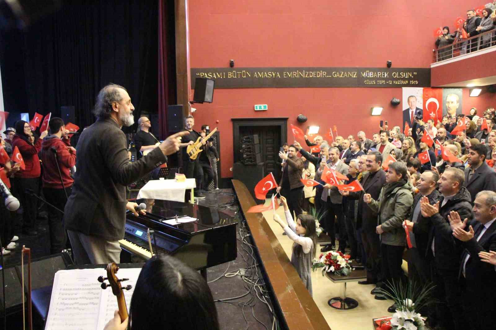 Yücel Arzen Hacıoğulları Amasya’da öğrencilerle sahne aldı
