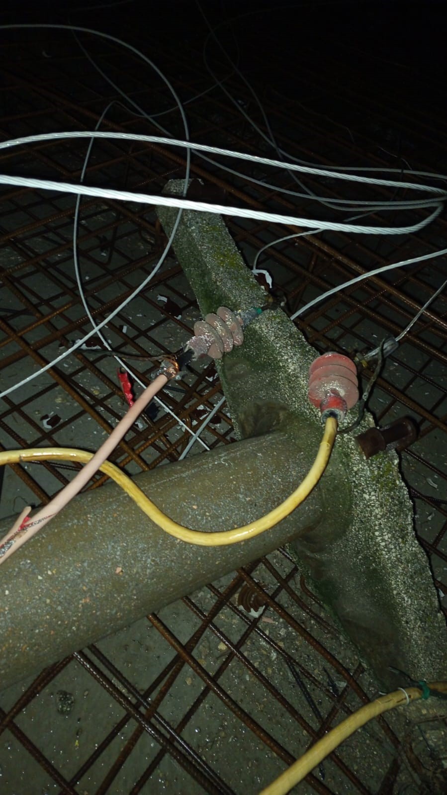 Yüksek gerelim hattı inşaata devrildi
Yüksek gerelim hattı inşaata devrildi