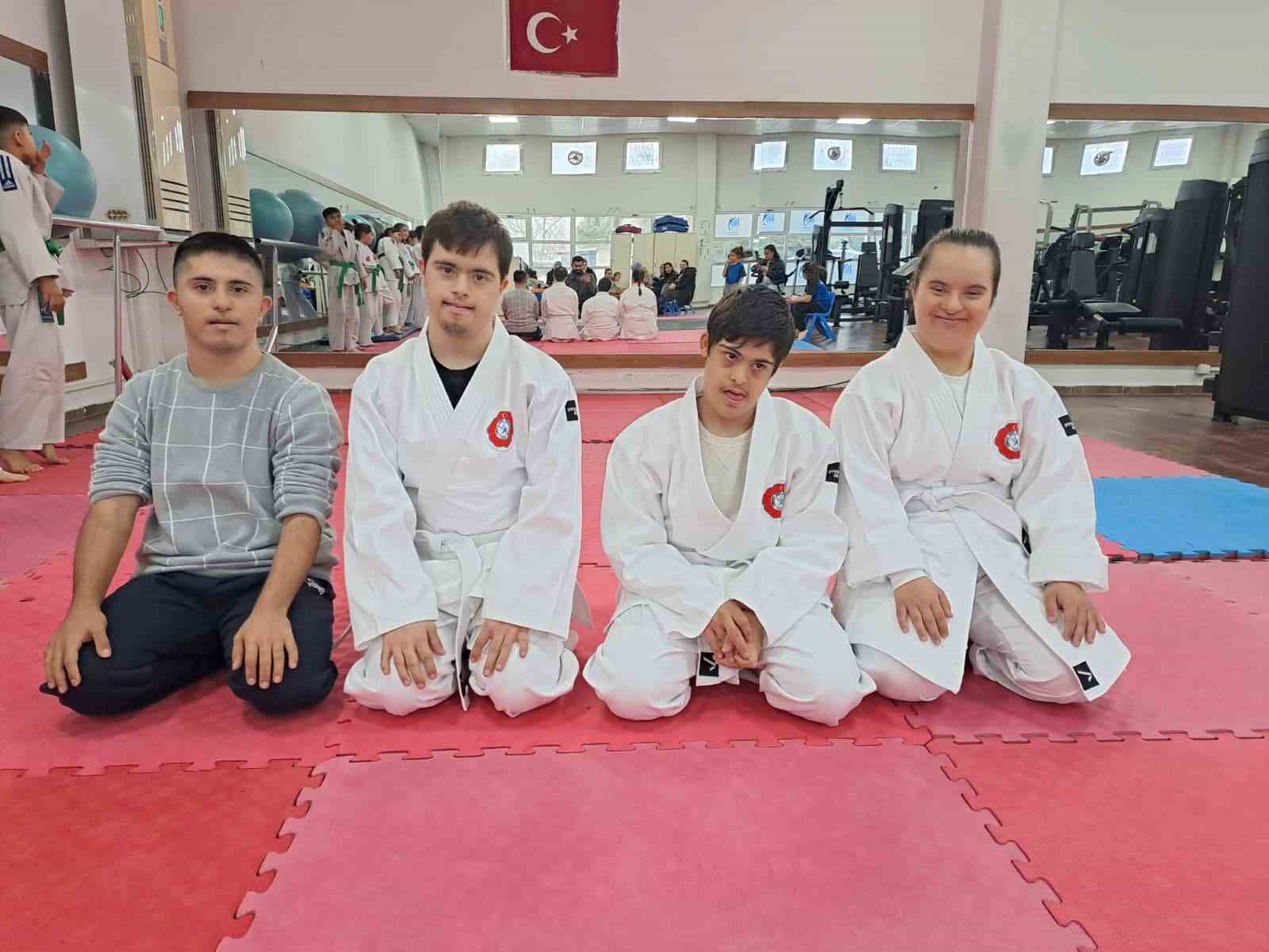 Yunusemre’de down sendromlu bireylere yönelik judo kursları başladı
