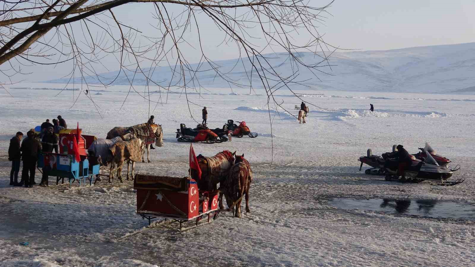 Yüzeyi buz tutan Çıldır Gölü misafirlerini ağırlamaya başladı
