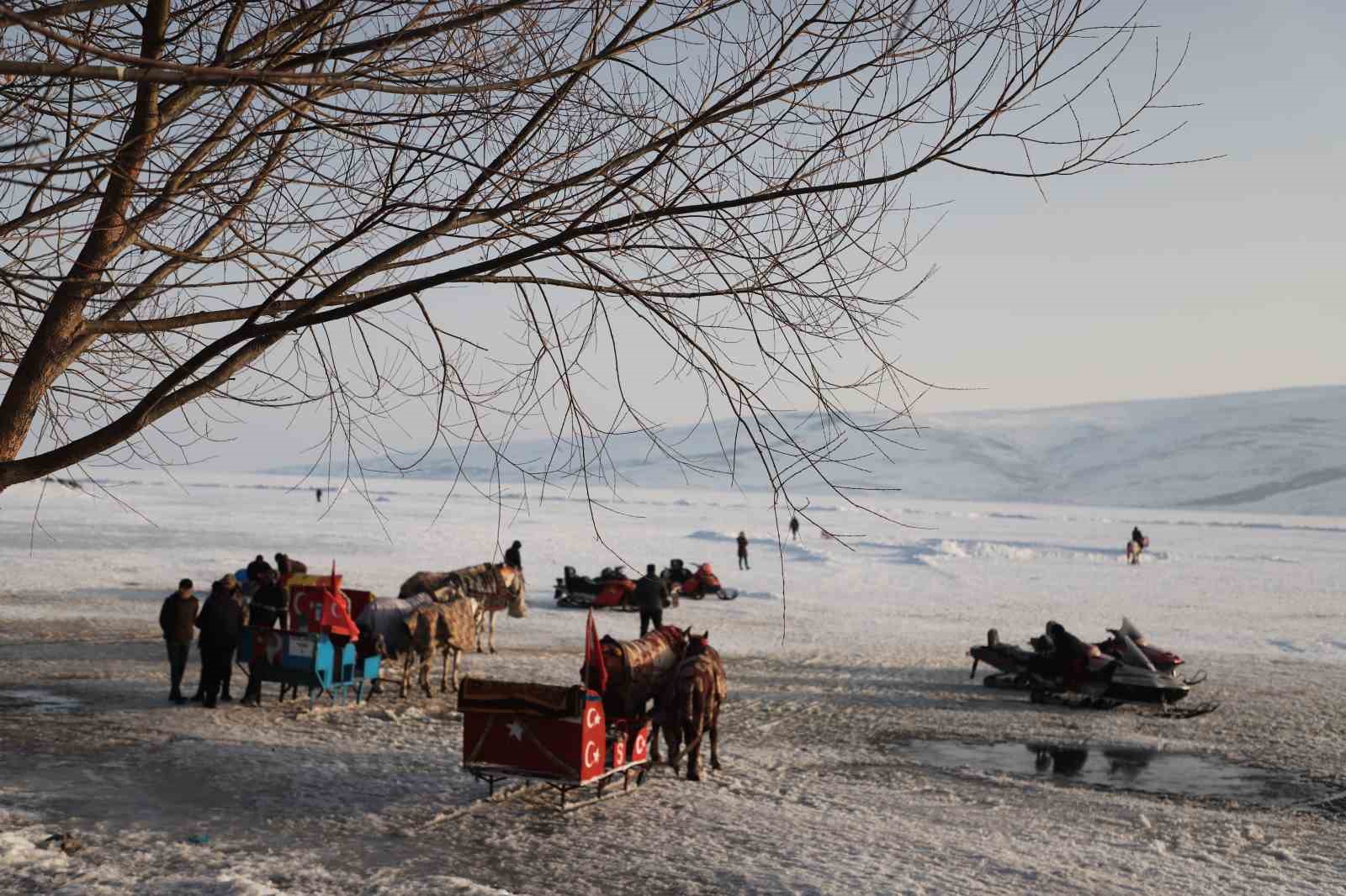 Yüzeyi buz tutan Çıldır Gölü misafirlerini ağırlamaya başladı
