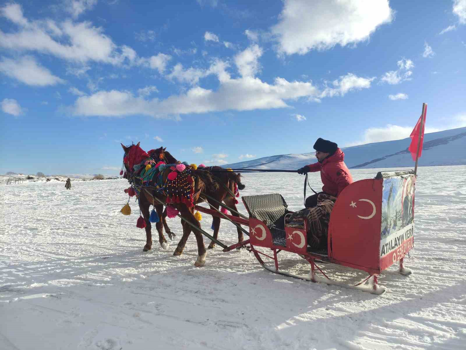 Yüzeyi buz tutan Çıldır Gölü misafirlerini ağırlamaya başladı
