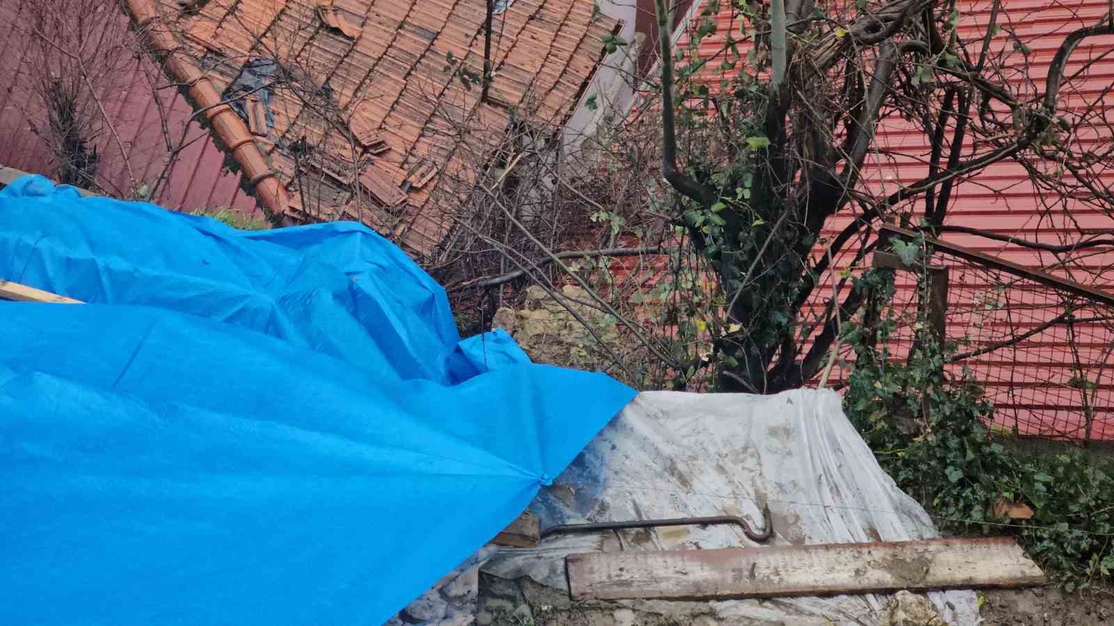 Zonguldak’ta korkutan heyelan; kayalar iki evin üzerine düştü
