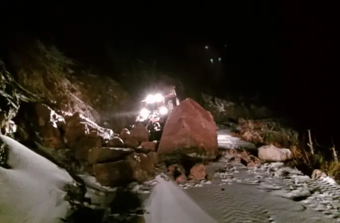 Alanya’da heyelan nedeniyle kapanan yolları açma çalışmaları sürüyor
